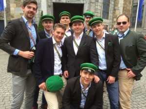 Gruppenfoto vor Aachener Dom